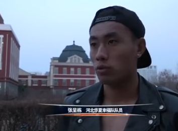 特辑中详尽地展现了新任“谋女郎”刘浩存在张 稳扎稳打！