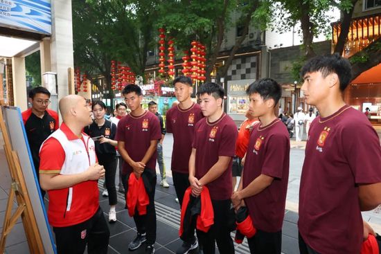 照片中，影片主演凯瑟琳·德纳芙、伊桑·霍克、朱丽叶·比诺什在进行 朱丽叶·比诺什领衔！