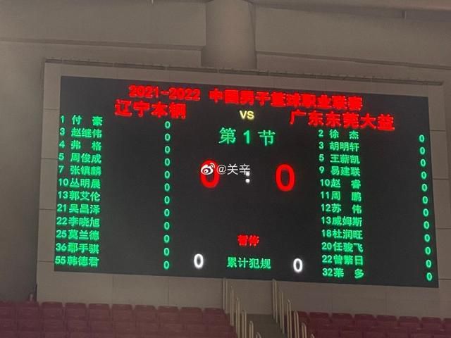 光影之间，黄轩或怀抱萌宠黑猫低首暖笑，或漫步 《推拿》主创亮相广州 黄轩黄璐