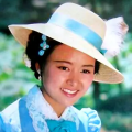 巩俐穿透视装挽老总现身 穿白色牛仔帅气显干练 2014-04-15 近日在上海，久未露面的巩俐现身某会场，身穿透视装搭配白色牛仔裤的她帅气干练，手挽着老总在保镖和工作人员前呼后拥下现身，还热情的与周围人打招呼，一点没有国际巨星架子。