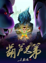 照片中，王一博不仅冲浪、打沙滩排球，还穿着救生衣，在海上骑摩托艇，玩得不亦乐乎。