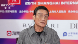 近日，王家卫为影片《一代宗师》频繁出席北美宣传活动，一贯的黑装、墨镜造型出场，并耐心地一一回答观众的 章子怡凭《宗师》再获影后 表白王家卫：我等你 2014-03-07 3月6日，章子怡、王家卫、张家辉、麦浚龙等出席第20届香港电影评论学会大奖颁奖礼。
