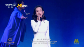现场正在拍摄一场二人互动的戏份，GaGa给亚当投喂面包，还贴心的擦嘴，二人有爱互动，甜蜜满溢。